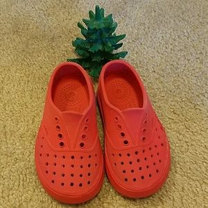 NATIVE red shoes - size 9 (little kid)